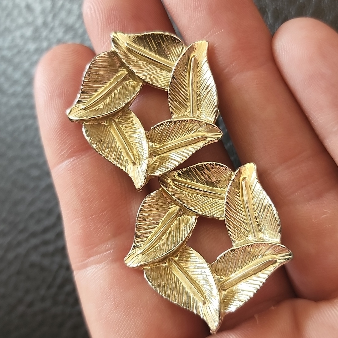 Vtg Bsk Clip On Earrings 15$